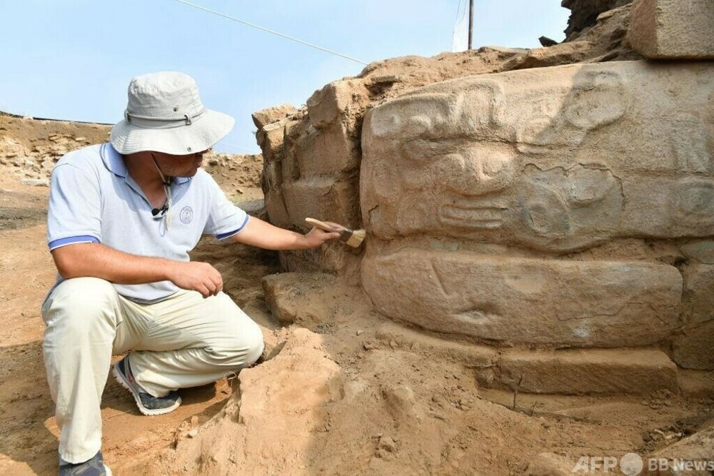 陝西省石峁遺跡の皇城台で大型の人面石刻発見 中国