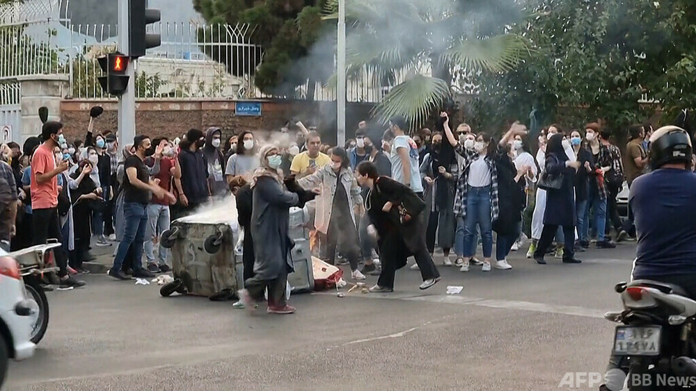 イラン抗議デモ、76人死亡と人権団体 当局は締め付け強化