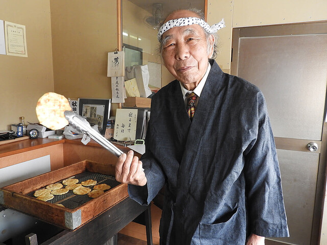 77歳で煎餅職人を志した男性、80歳で夢をかなえる 出所者を支援も