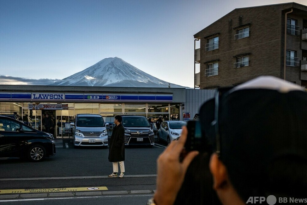 富士山に「目隠し」 観光客殺到で対策 山梨・富士河口湖町