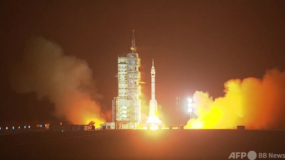 動画：中国、有人宇宙船「神舟１８号」を打ち上げ