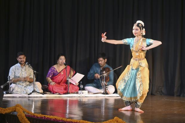 インド在住の12歳日本人 異例の速さで古典舞踊のプロデビュー