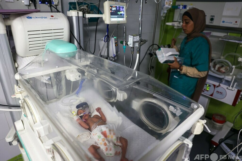 空爆で瀕死の母から生まれた女児、死亡 ガザ