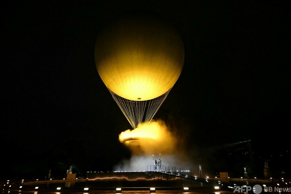 パリ五輪開幕 聖火は気球で上空へ トリはC・ディオンさん