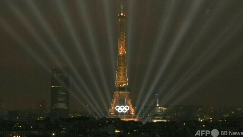 動画：パリ五輪開会式 首都の夜空を照らす壮大なライトショー