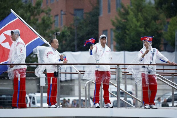 パリ五輪開会式に北朝鮮選手団が登場 ノリノリの姿に驚きの声