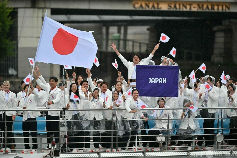 パリ五輪開会式、船上パレードに臨む日本選手団