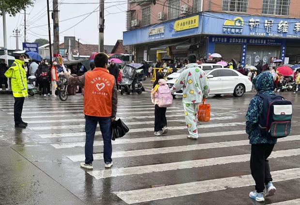 中国の小学校前で車が暴走、小学生ら数十人が負傷か 周辺の警備を強化