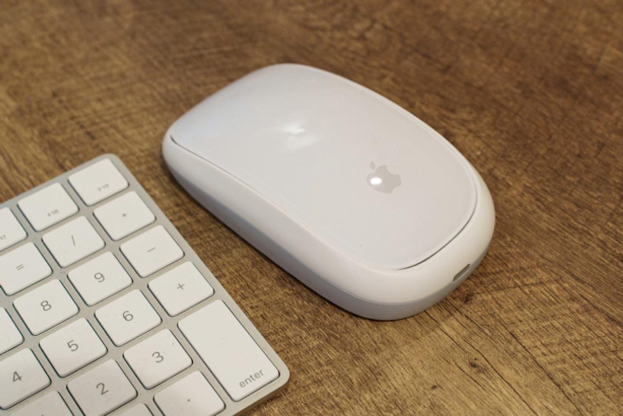 ケーブルレスで快適充電！Appleの「Magic Mouse」を使いやすくするケースが手放せないよ