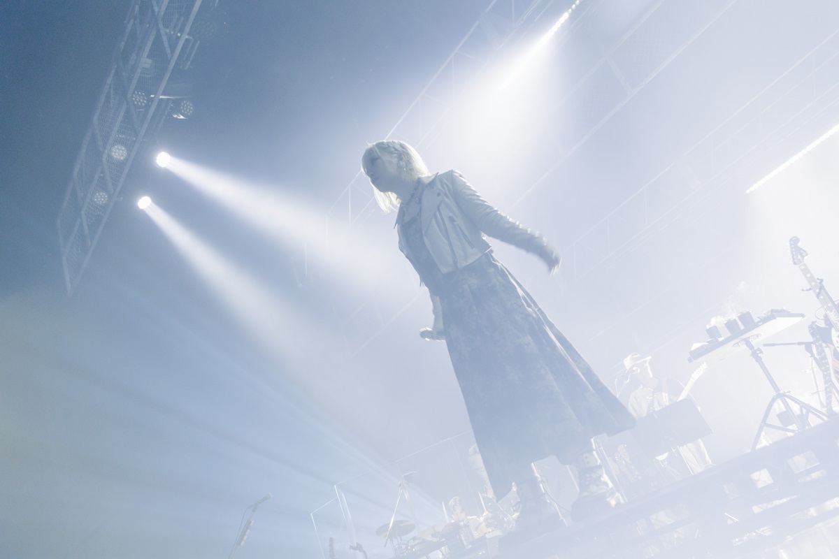 「絶望系」と「自由」の交わる地平線　ReoNaが見せた可能性――『ReoNa ONE-MAN Live Tour 2025 “SQUAD JAM”』レポート