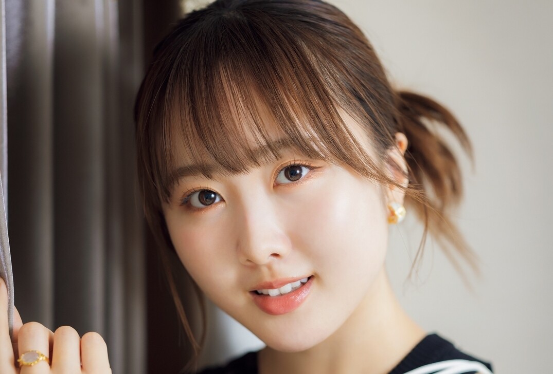 本田望結、清楚なブラウスに身を包んだ撮りおろしグラビアを公開