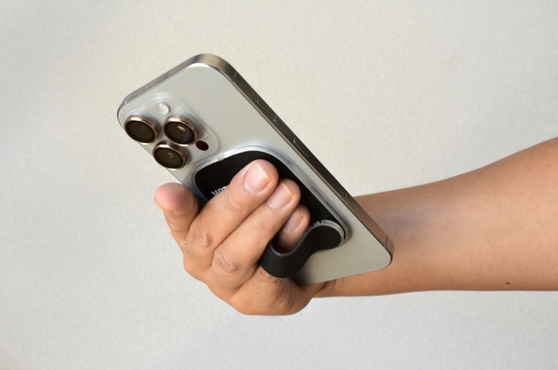 スマホリング派の人必見。縦横でも片手でも操作性が格段に上がる次世代アクセサリー