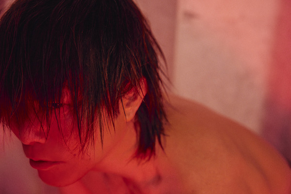 声優・谷山紀章、脱衣！魅惑のセクシーショットをちら見せ…ウサギの着ぐるみ姿も♪写真集「KRONICLE」新着カット