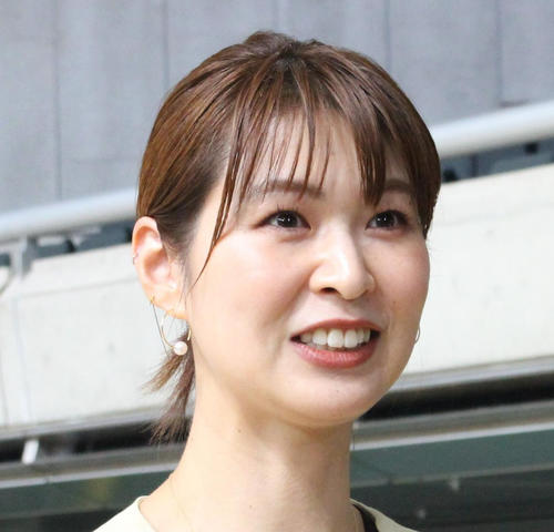 【バレー】木村沙織さん、親子でおそろい２ショット　お菓子握りしめる息子を愛おしそうに眺める