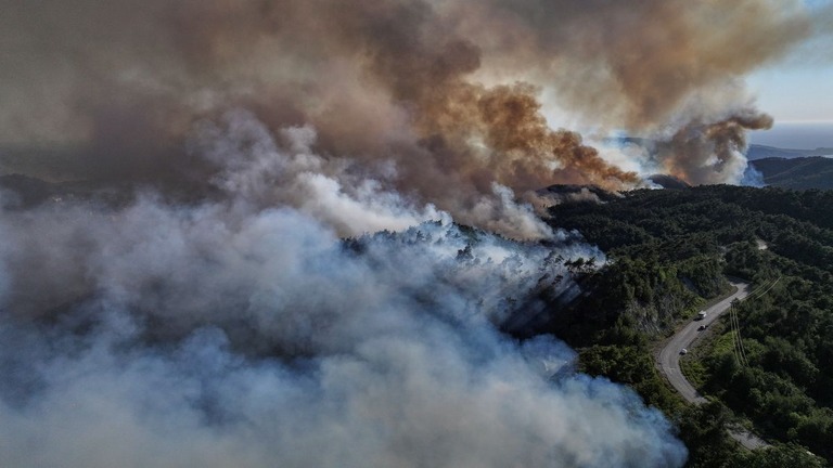 シリアで大規模な山火事、新政権にとっての試練に　国際社会に支援要請