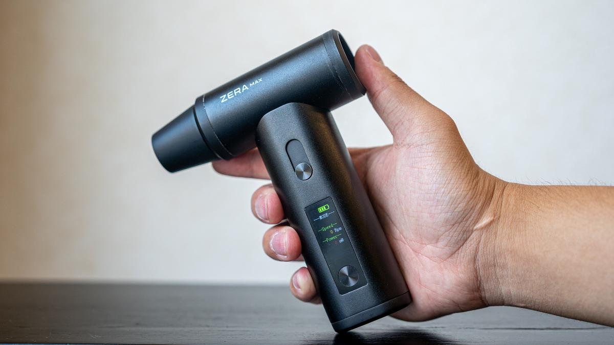 “掃除機を出すか迷う”ときに活躍。強風2in1エアダスターでデスク周りがサッとキレイにできました