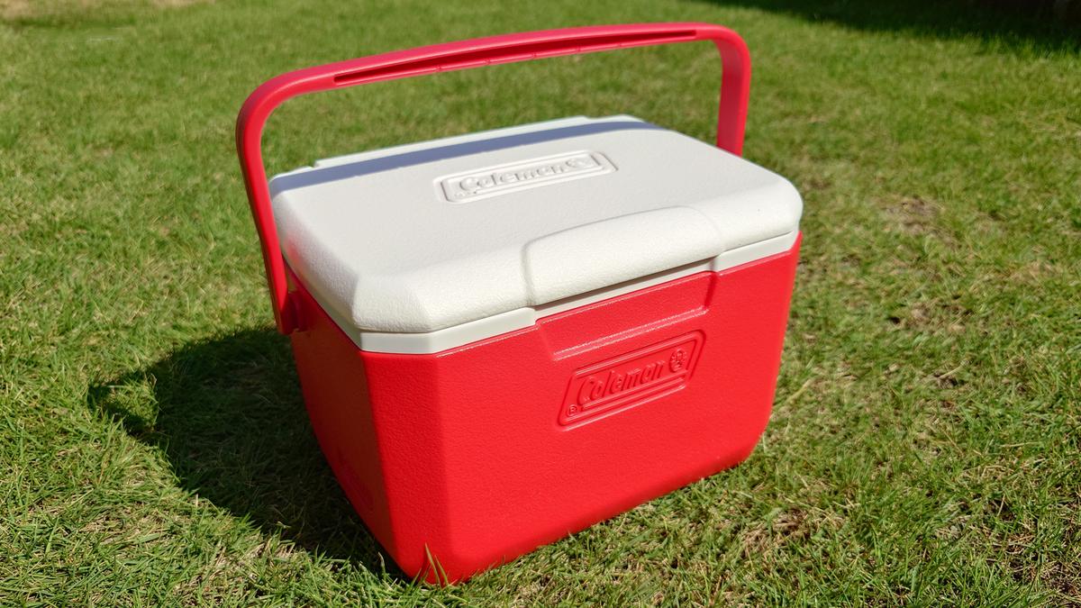 これ1つでキャンプや旅行が身軽になる。1,000円台のコールマン「ミニクーラーボックス」が優秀だった