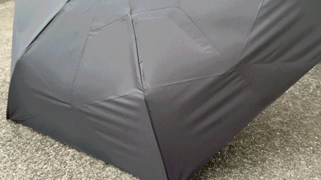 どうがんばっても「キレイに畳めてしまう傘」