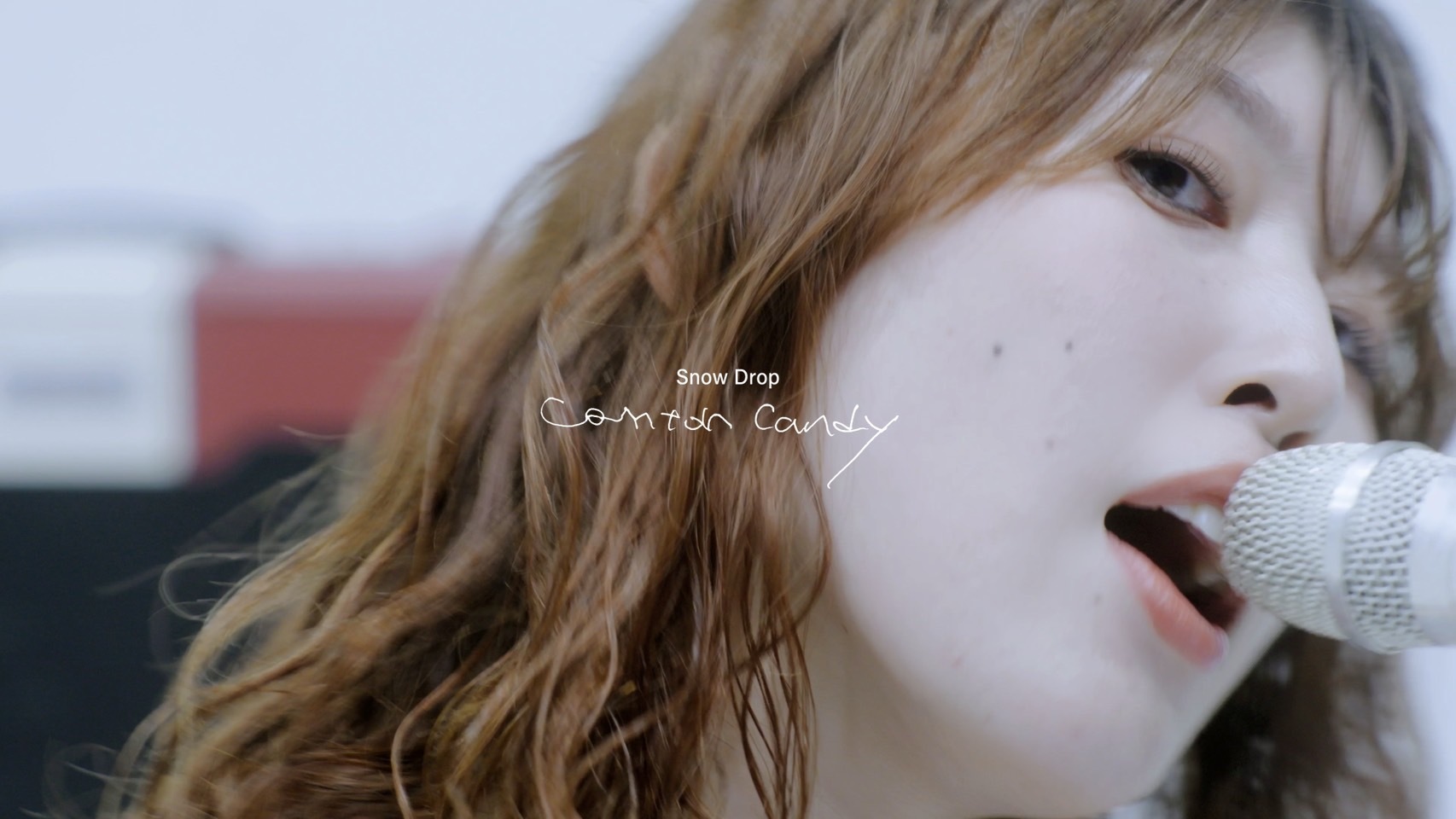 Conton Candy、新曲「スノウドロップ」のMVを公開 『青春ブタ野郎はサンタクロースの夢を見ない』舞台の大学図書館でも撮影