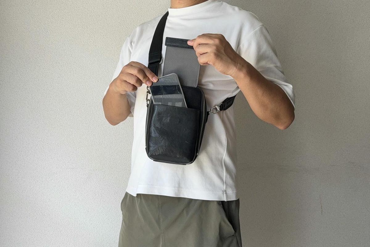 外出時は手ぶらでこれ1つ！財布と一体型になった大容量の本革スマホポーチ