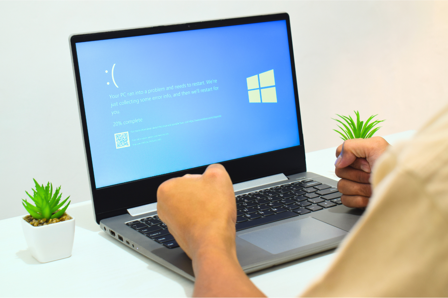Windowsのエラー画面「ブルースクリーン（BSOD）」がついに引退。シンプルで実用的なブラックの時代へ
