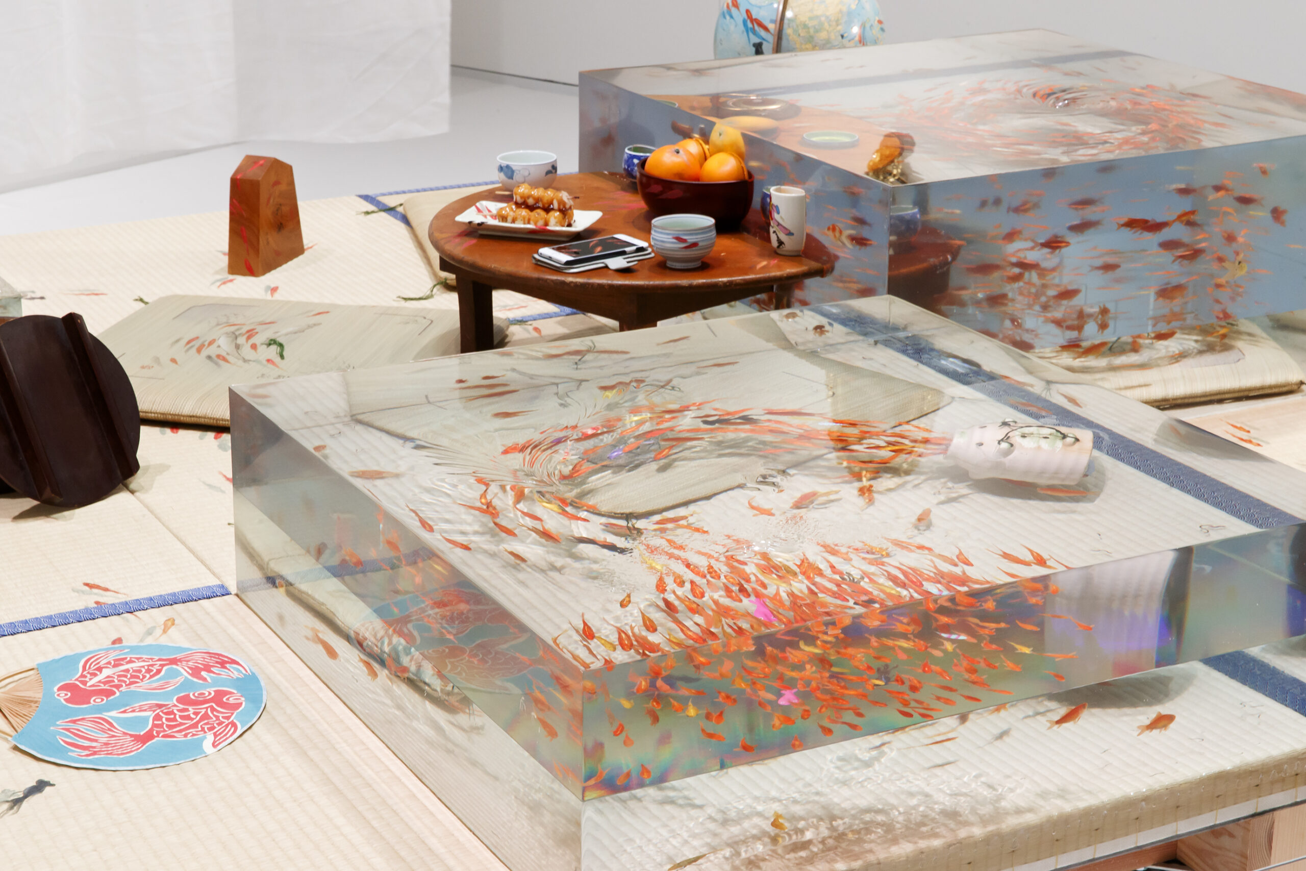 立体感のある金魚を作り出す深堀隆介、大阪で初の大規模個展『水面のゆらぎの中へ』開幕、世界に一つの「金魚酒」新作の販売が決定