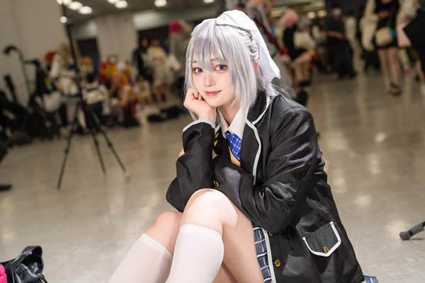 【コスプレ】「にじさんじ」樋口楓の笑顔が可愛い！スカートから伸びた美脚が際立つ抜群のスタイルにも注目【写真9枚】
