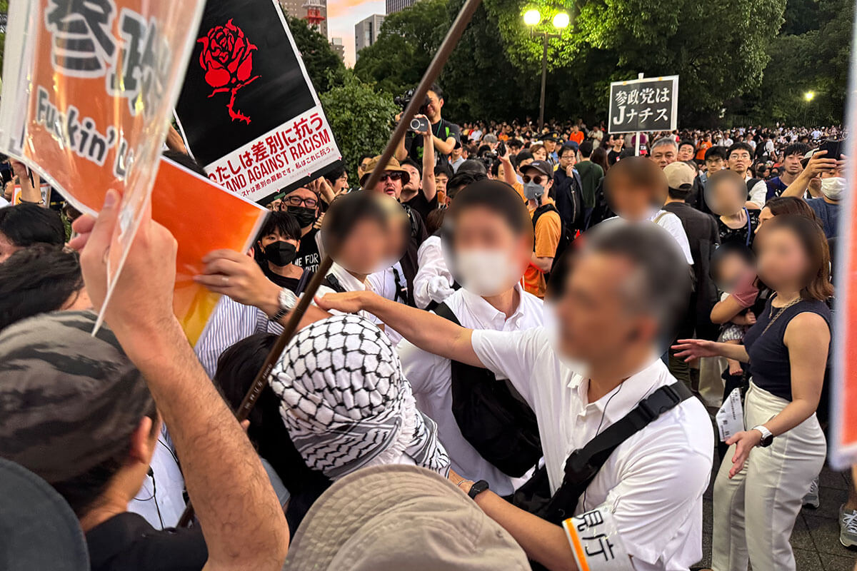 2万人集結の参政党マイク納めはアンチ乱入で大混乱 制止を聞かず暴動寸前に