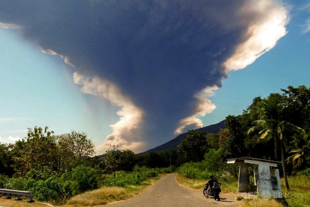 インドネシアで火山噴火 噴煙が上空18キロに到達