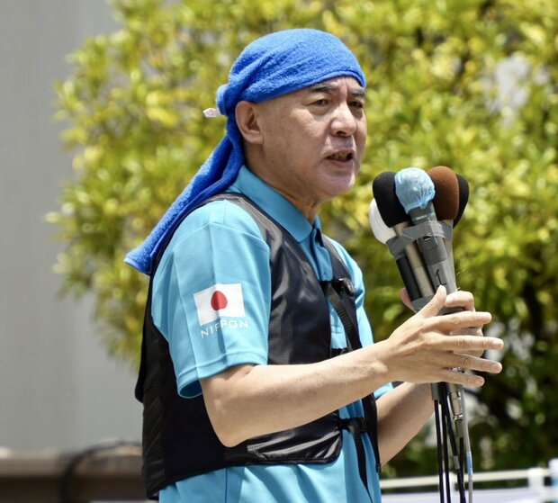 百田尚樹氏が街頭演説で「黒チョッキ」を着用 聴衆がざわつく