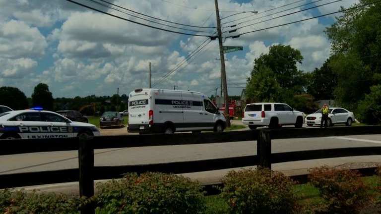 警官を撃った男が逃走して教会で銃撃　４人死傷、容疑者も死亡　米ケンタッキー州