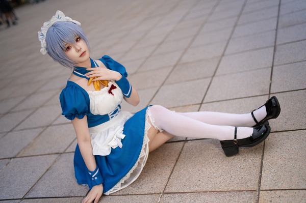 【コスプレ】「エヴァ」綾波レイのメイド姿が正解すぎる！憂いを帯びたクールな表情とスラリとしたスタイルが美しい【写真7枚】