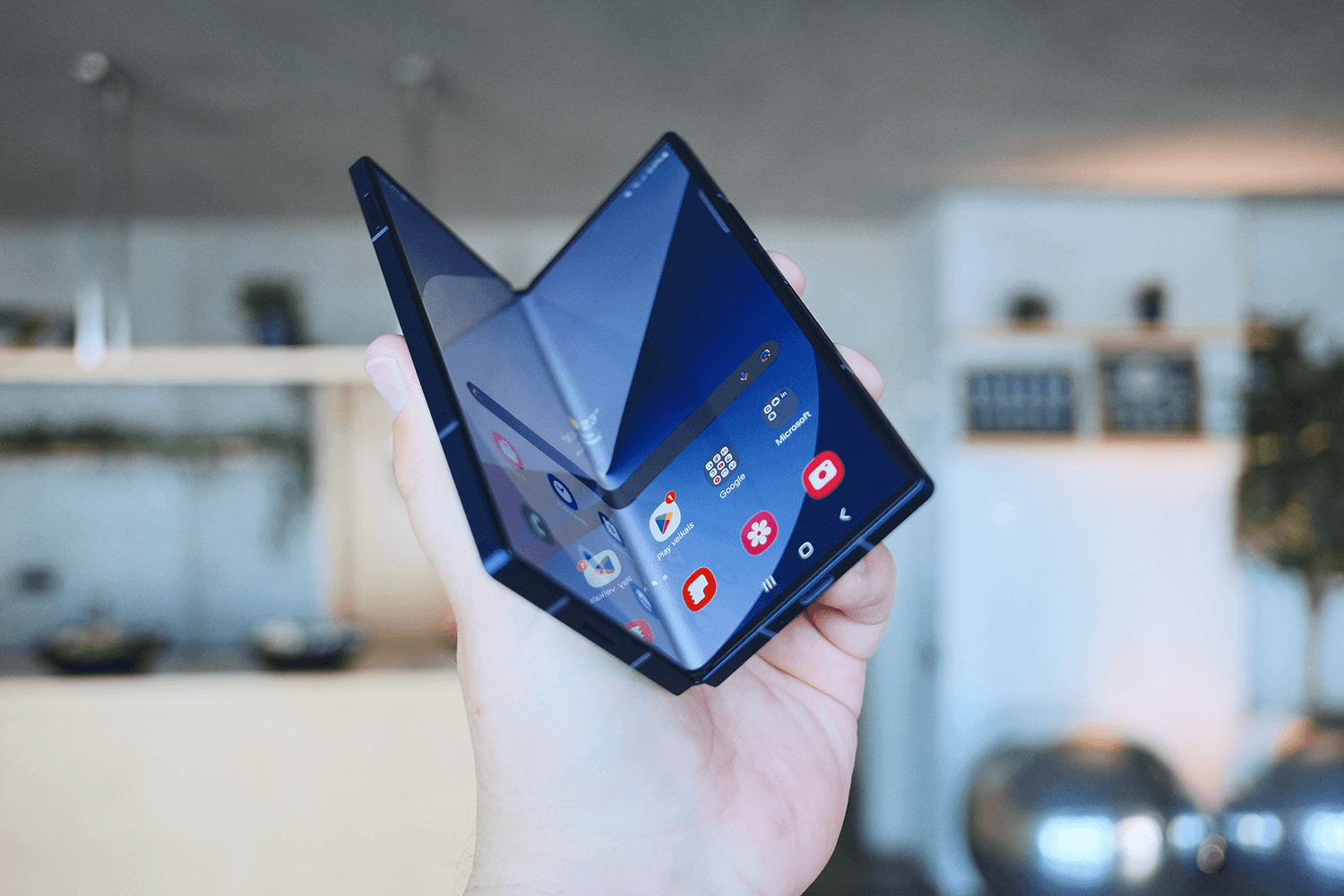 Samsung Galaxy折りたたみスマホに新モデル登場か？驚きの薄さとカメラ性能向上に期待
