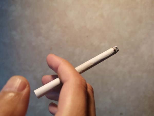 面接中にいきなりタバコを吸い始める担当者…男性は「履歴書返して」と辞退