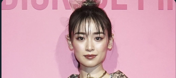 「幸せオーラが溢れてる」「幸せでよかったです」日本代表DFと結婚発表のモデル妻、オールブラックコーデ写真を公開