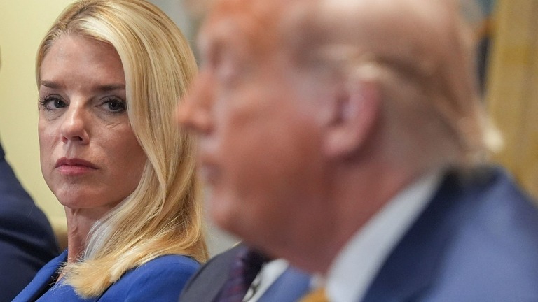 エプスタイン事件巡りＭＡＧＡ陣営に波紋、トランプ氏は司法長官を擁護