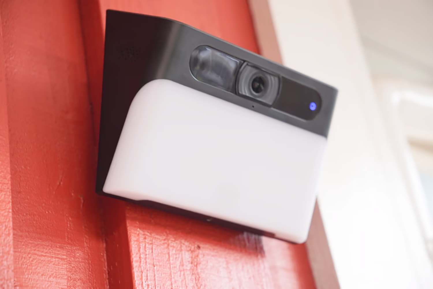 【プライムデーで1万円以下】Ankerの配線不要ライト付き防犯カメラが「設置めんどくさい問題」を解決
