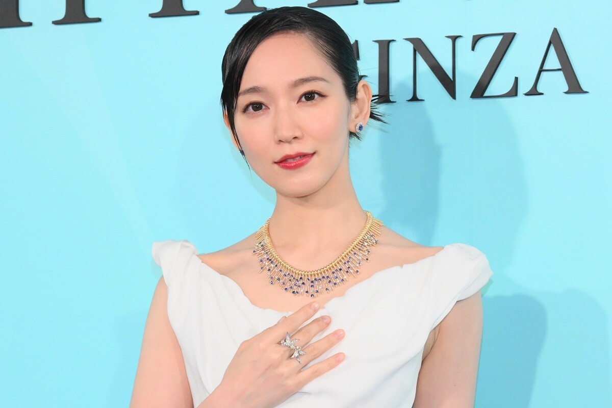 吉岡里帆、純白ドレスで登場　“一番輝く瞬間”明かす「完全にスターです」