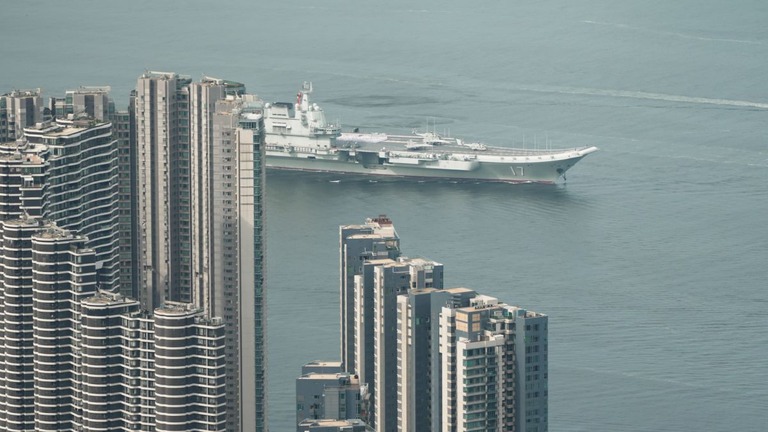 中国の空母「山東」を間近に見る　全長３００メートル超、艦載機４０機を搭載可能