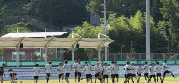 E-1日本代表が気温35度超炎天下の再始動!! 古賀欠席で原大智・田中聡が初練習、布陣練習一部公開で次戦は植田・細谷ら先発か