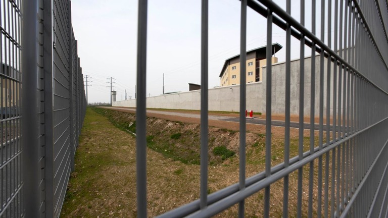 服役中の受刑者、出所する同房者のかばんに隠れて脱獄　フランス