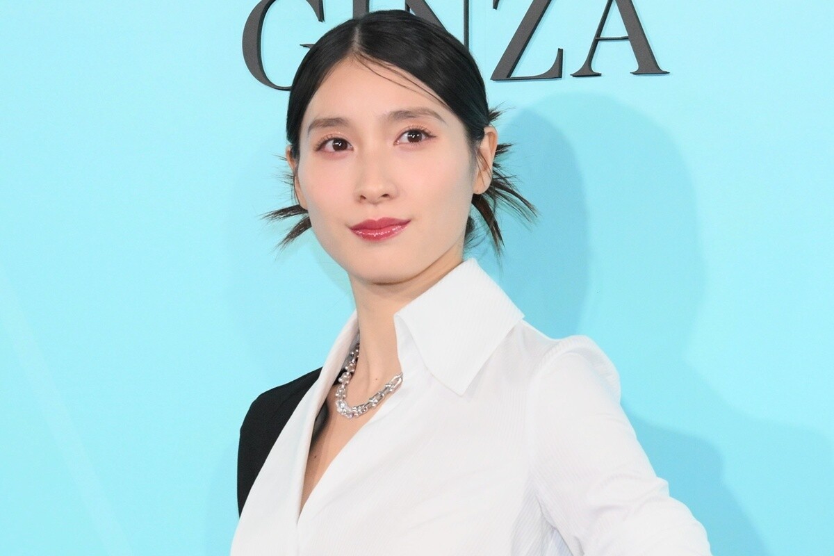 土屋太鳳、大胆スリットで美脚披露　出演舞台を回顧「ボロボロだったけど心は…」
