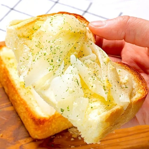 【トロトロ玉ねぎとトーストの相性が抜群すぎる！】「何枚でも食べられる」激うま食パンレシピ3選