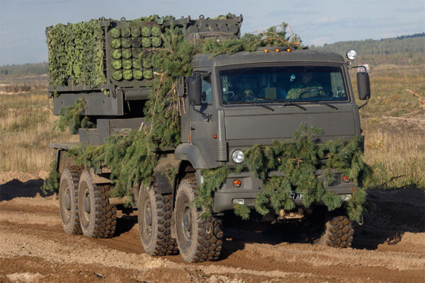 露軍の最新兵器の地雷発射車両「ゼムレデリエ」 波状攻撃受け炎上