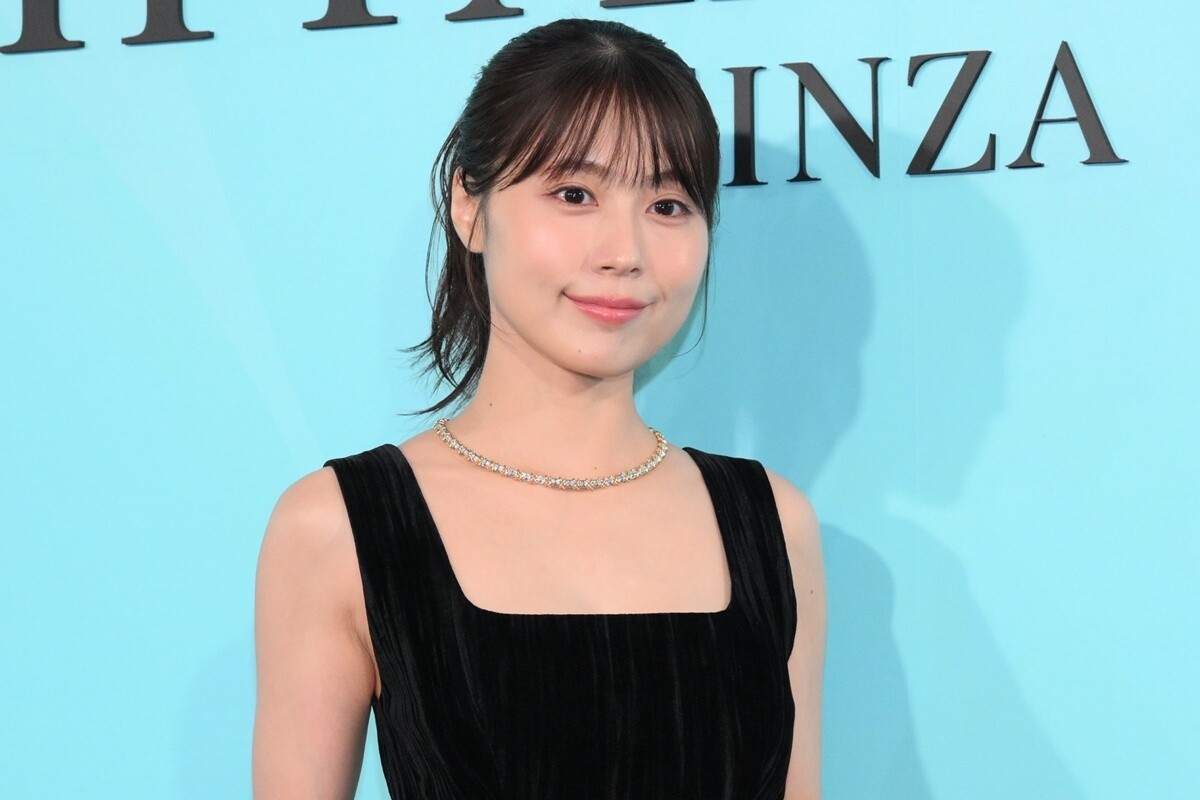 有村架純、美背中あらわなドレスで魅了　“自分らしくいられる時間”を語る