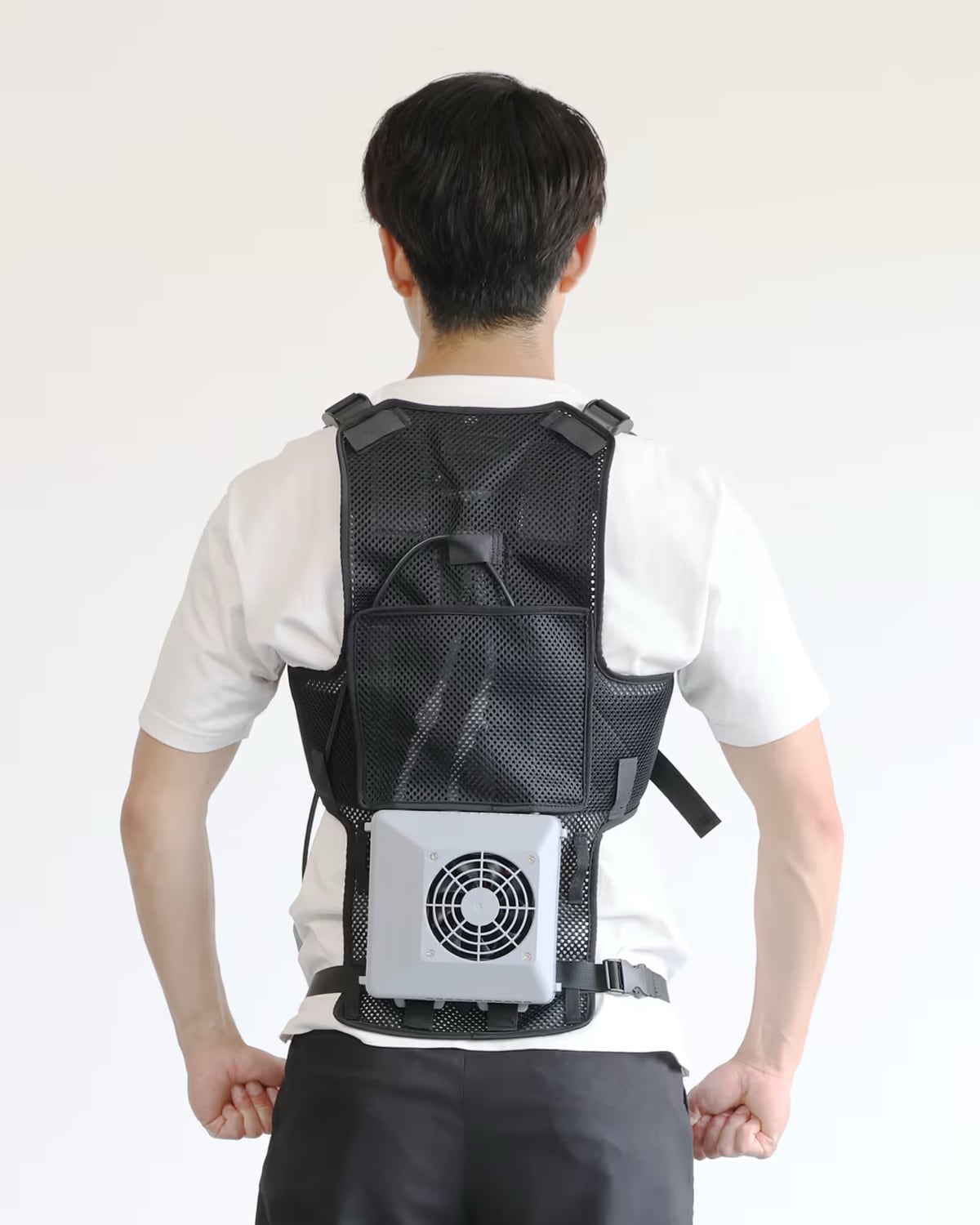 [ITmedia News] シフトール、アウトドア向け水冷ウェアを発売　ペルチェ素子2つで冷やした水を循環
