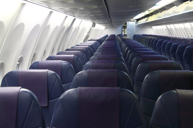 飛行機の窓にある謎の「黒い三角形」は何のため？大切な役割があった