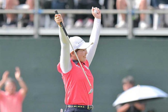 女子ゴルフ、CATレディース5勝目 18番のバンカー横でハグも