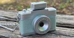 [ITmedia Mobile] 3COINSで2750円の「ミニトイカメラ」、ノスタルジックに浸るのにちょうどいい写り　在庫復活の今が入手チャンス