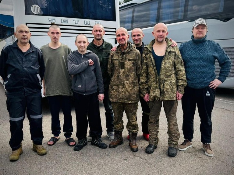 「母さん、泣かないで。すぐ家に帰るから」　ウクライナ人記者が解放される、ロシアが秘密裏に３年間拘束